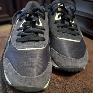 Suede Reeboks navy blue